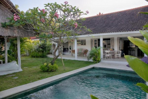 Отель Villa Tom & Lucie Bingin Beach  Kuta